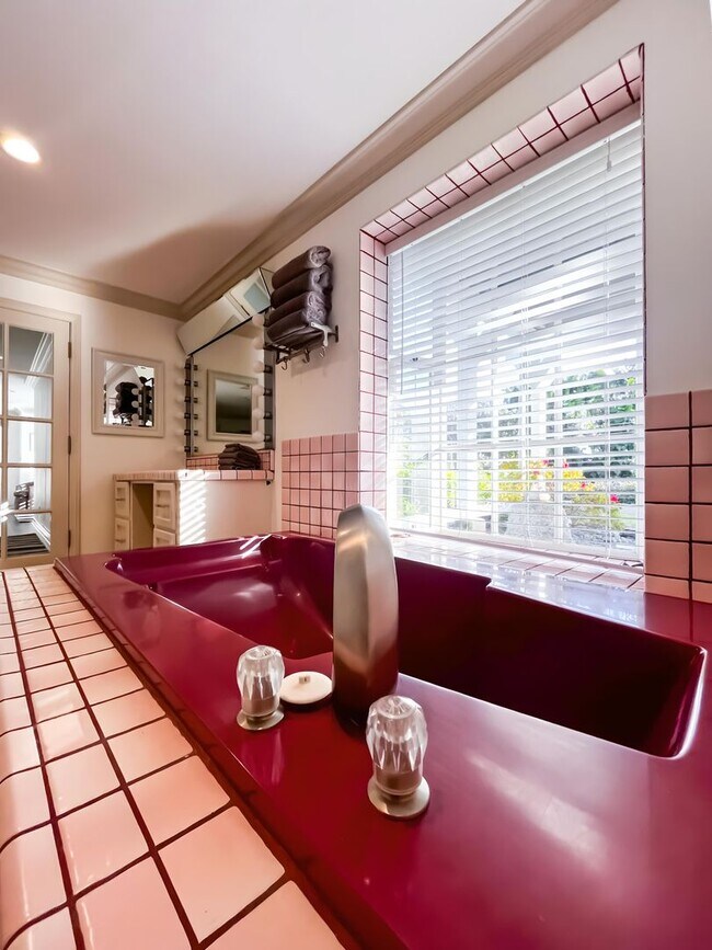 Building Photo - Unbelievable Furnished Studio Lease in WeH...