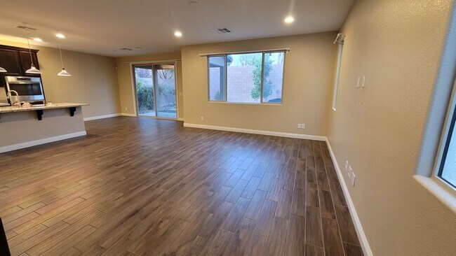 Building Photo - SW BEAUTY!!!   215/RUSSELL AREA