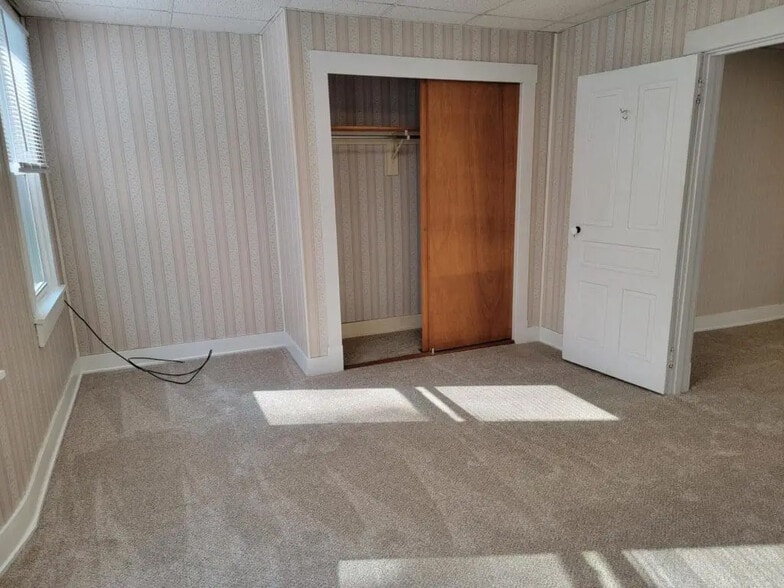 Building Photo - 390 N Clay Rd