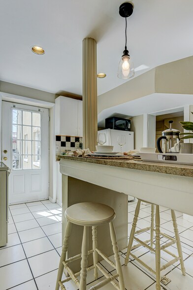 Building Photo - 1736 Light St