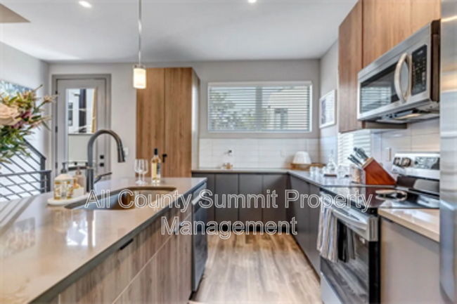 Building Photo - 1571 King St