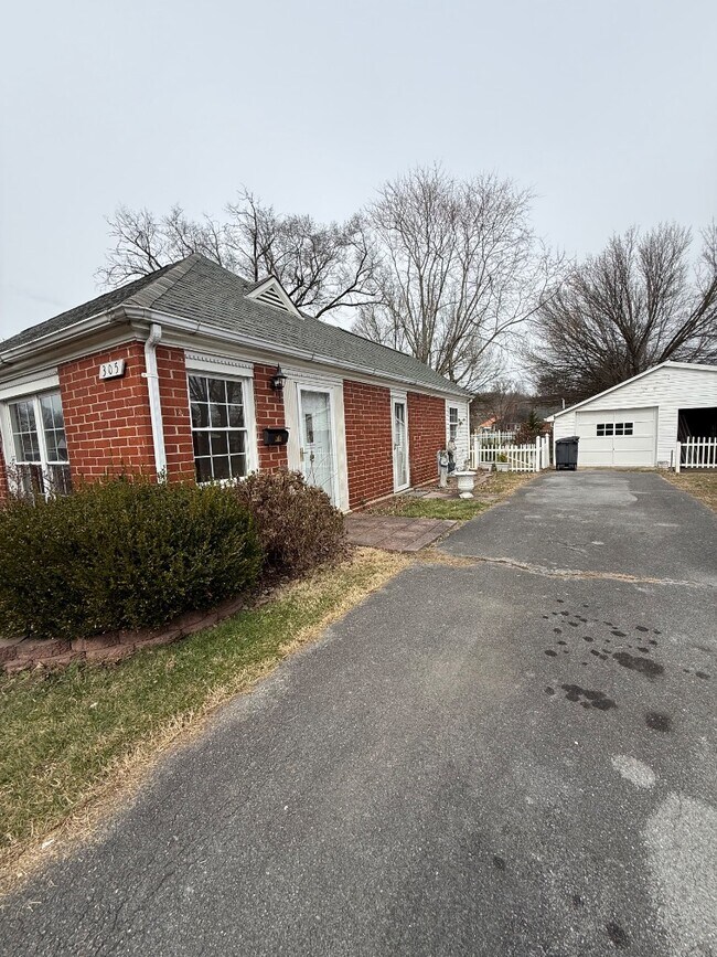 Building Photo - 305 Cherokee Village Dr