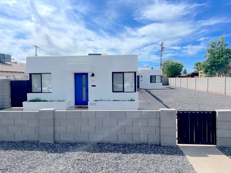 Entry - 1311 W Clarendon Ave