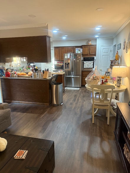 Building Photo - 301 Inglewood Dr