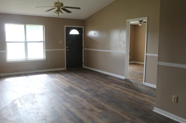 Building Photo - 825 Don Cutler Sr Dr