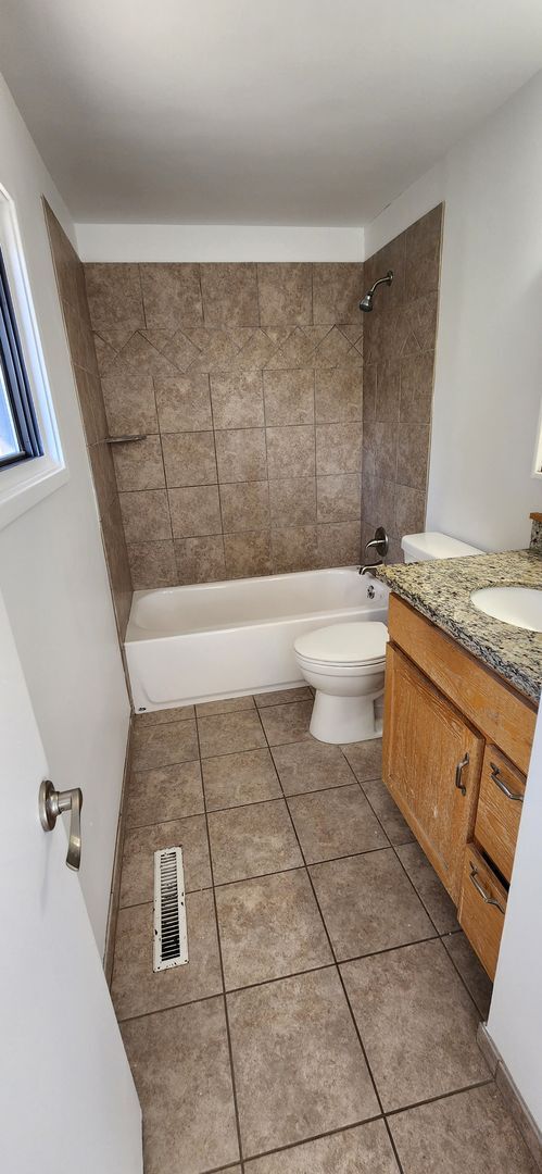 Building Photo - Beautiful Updated 4 Bedroom Home with Larg...