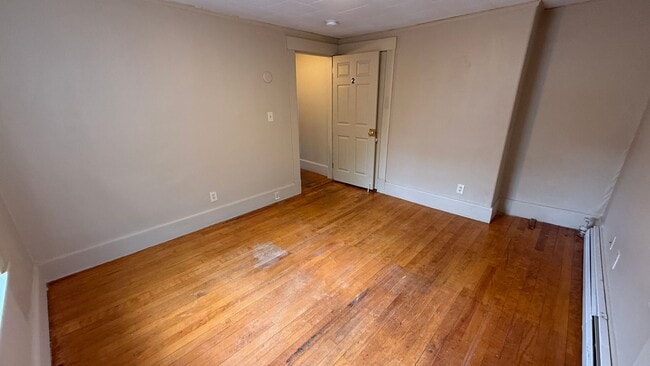 Building Photo - 5 Bedroom 2 bathroom House Available for r...