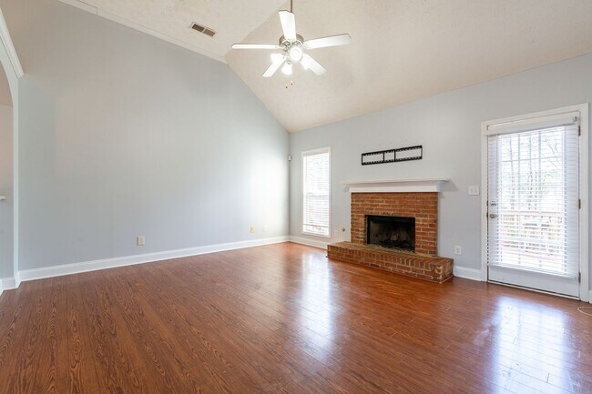 Building Photo - Spacious 4 Bedroom, 3 Bathroom Home in Cov...
