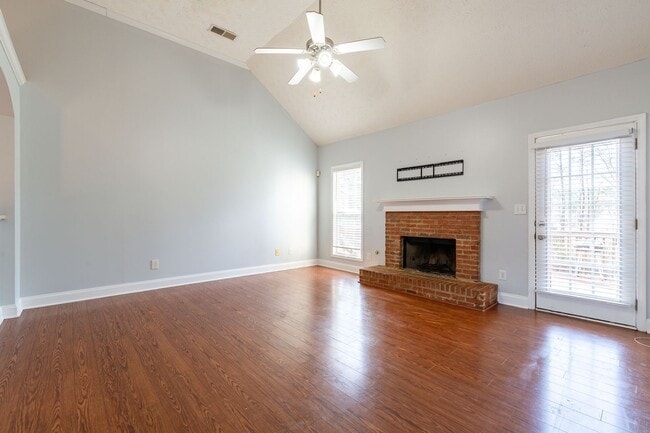 Building Photo - Spacious 5 Bedroom, 3 Bathroom Home in Cov...