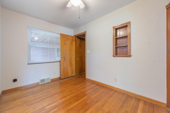 Building Photo - 1822 W Schantz Ave