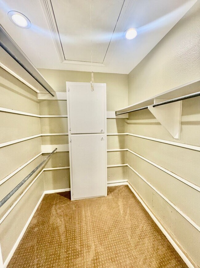 Building Photo - Elegant Estate in the Country Club Setting-Mother in law suite