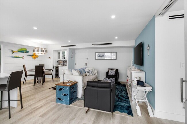 Building Photo - 1236 Hillsboro Mile