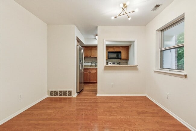 Building Photo - Lovely 2B/1B Unit in Gwynedd Club!