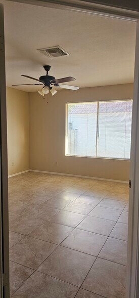 Building Photo - 3851 E Kent Dr