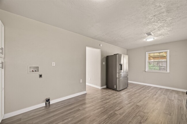 Building Photo - 1221 Parkway Dr