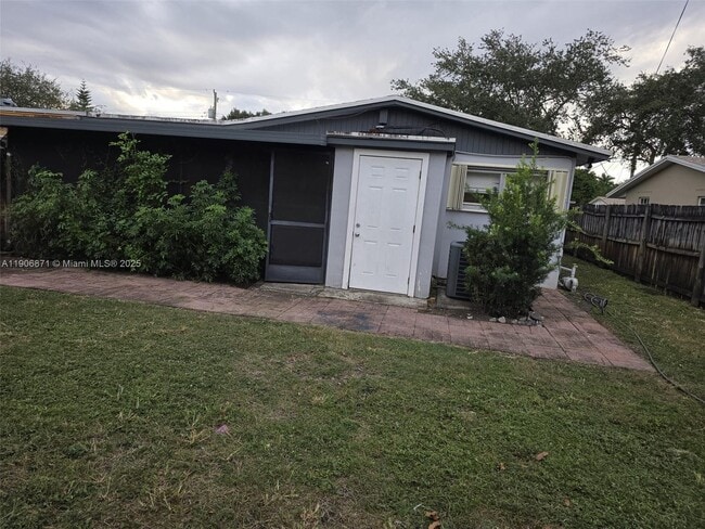 Building Photo - 5022 SW 93rd Ave