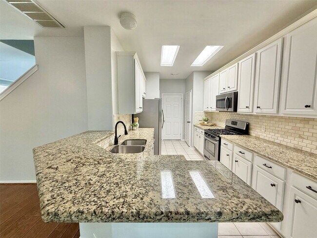 Building Photo - 23 Blue Creek Pl