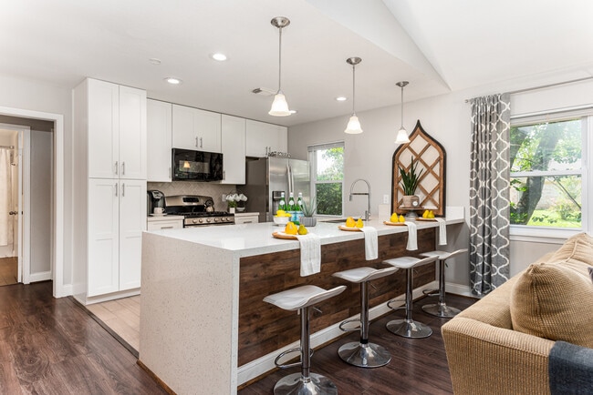 Building Photo - 1043 Grand Jct Dr