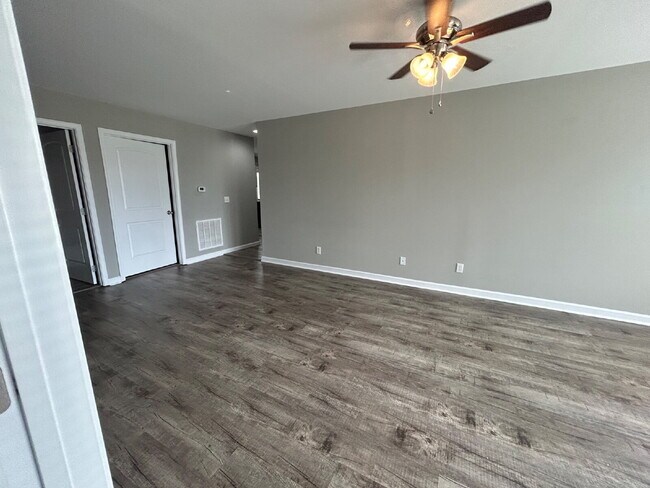 Building Photo - 2BD 2BA DUPLEX IN BAXTER