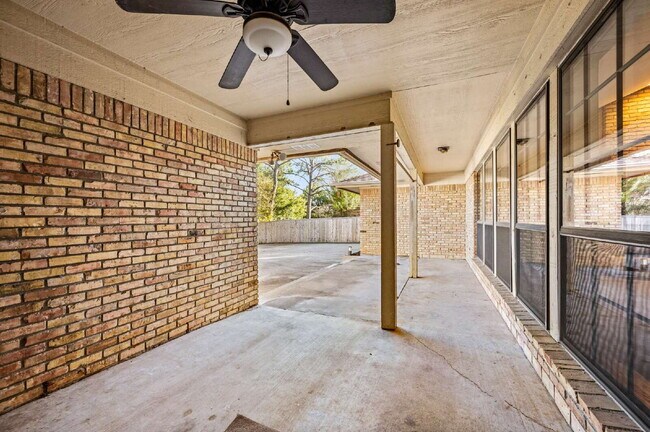 Building Photo - "Charming 3-Bed Oasis with Fireplace in the Heart of Grapevine – 2,238 Sq Ft of Comfort!"