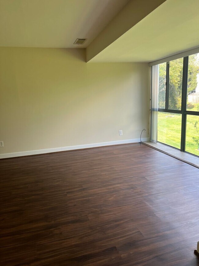 Building Photo - 2 BEDROOM 2 BATH CONDO WITH ALL UTILITIES ...