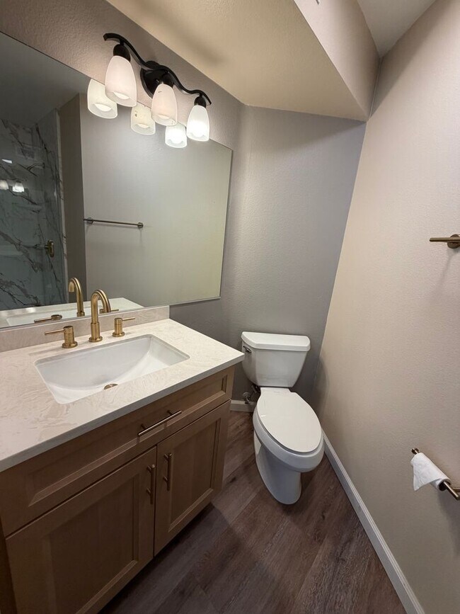 Building Photo - 2 bed, 2.5 bath Le Parc townhome