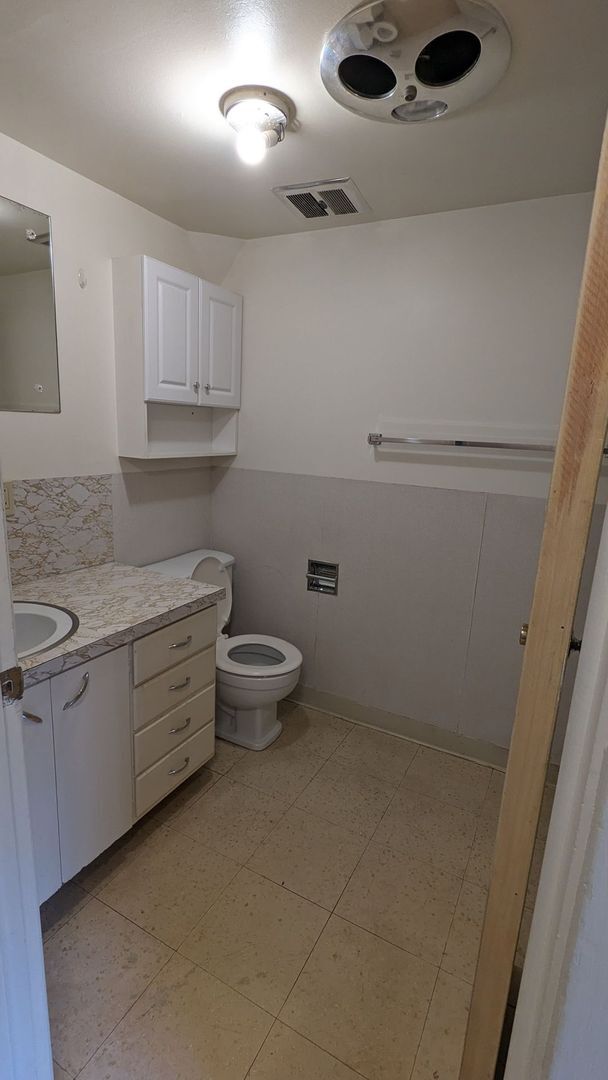 Building Photo - 590 S 700 W