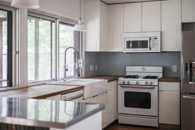 Building Photo - 307 Thistlewood Dr