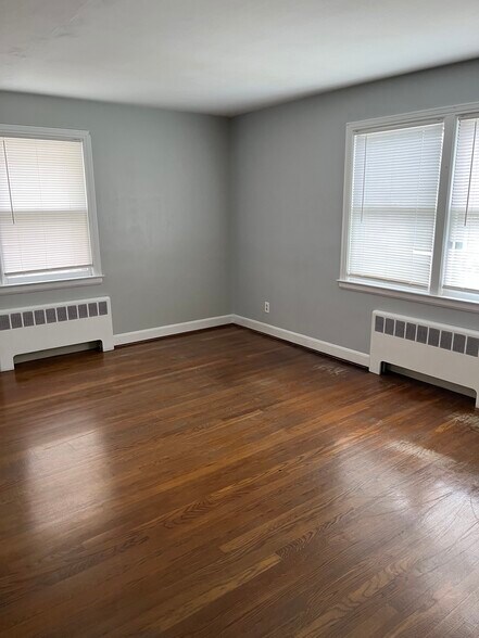 Building Photo - 47 Quaker Ln S