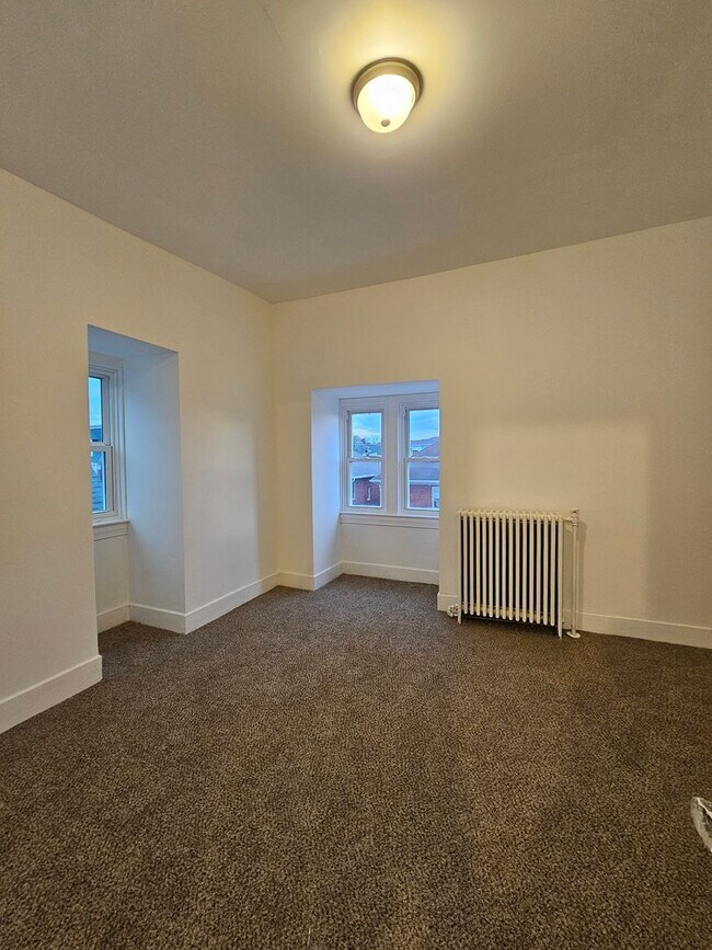 Building Photo - 921 W Poplar St