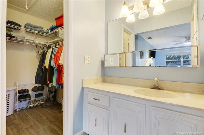 Building Photo - 211 Manatee Ln