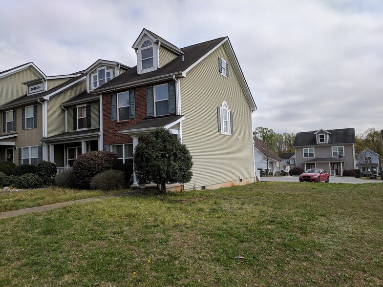 Front and side of house - 202 Alde St
