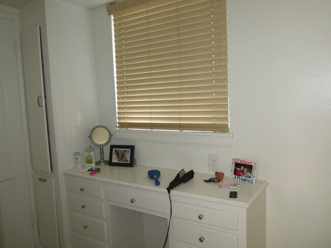 Building Photo - Classic Home Near Golf Course