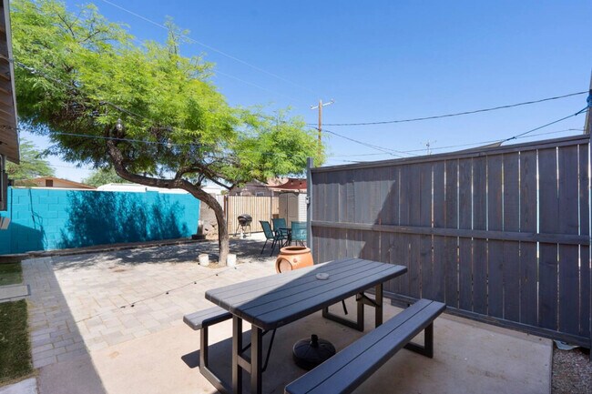 Building Photo - 320 N 13th Pl