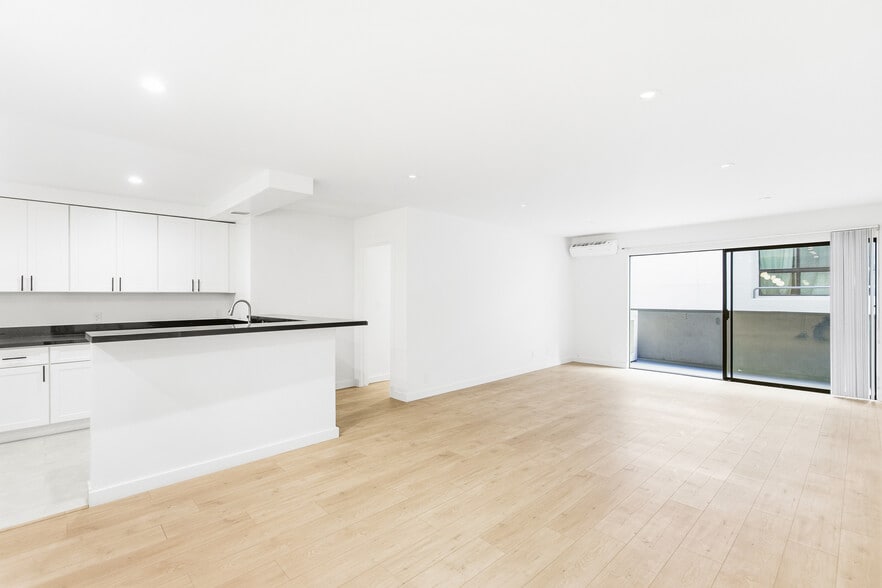 Building Photo - 642 N West Knoll Dr. Apartments