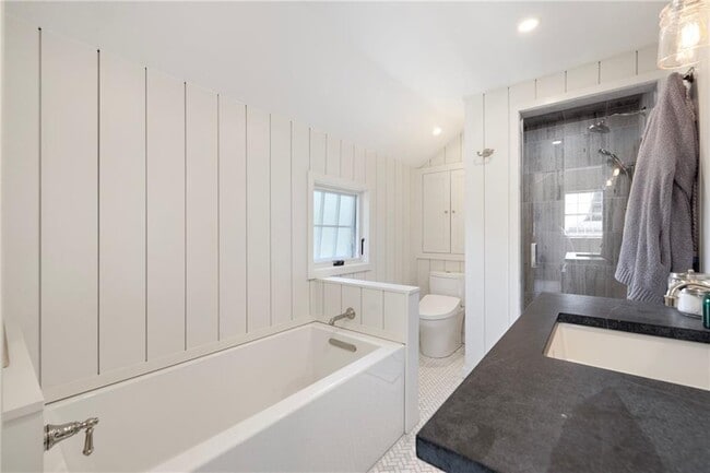 Building Photo - 9 Anthony St