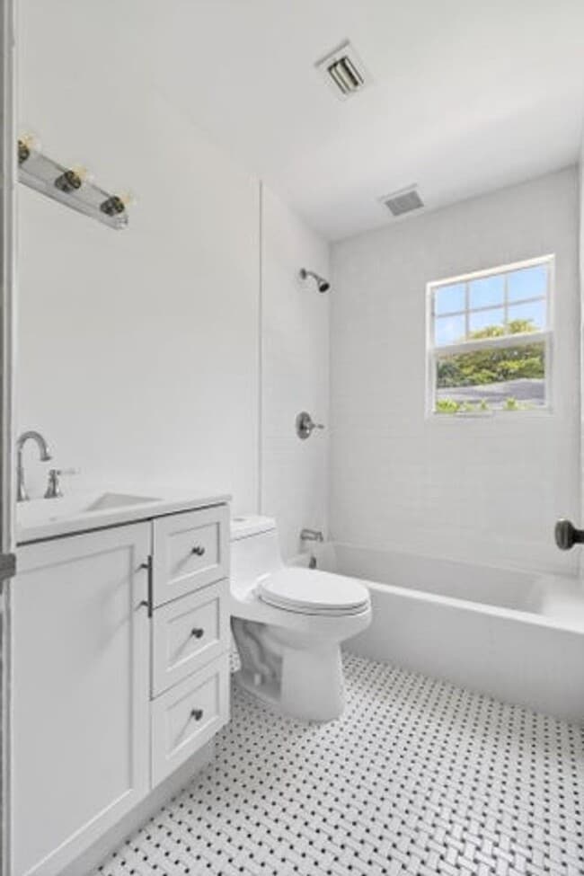 Building Photo - 236 Greymon Dr