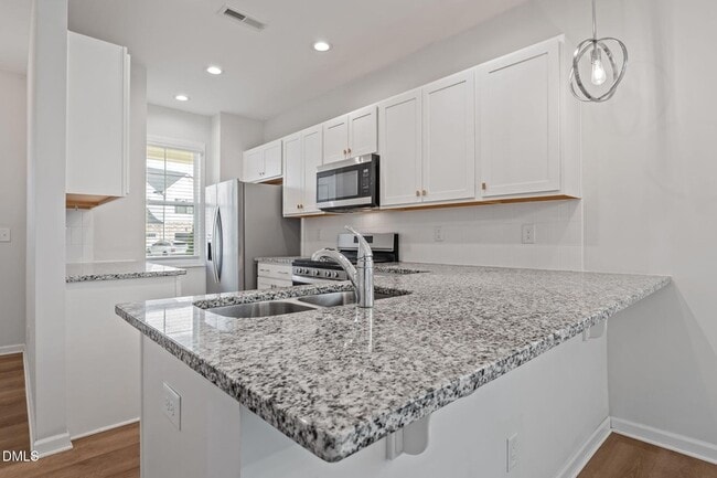 Building Photo - 745 Putney Hl Rd