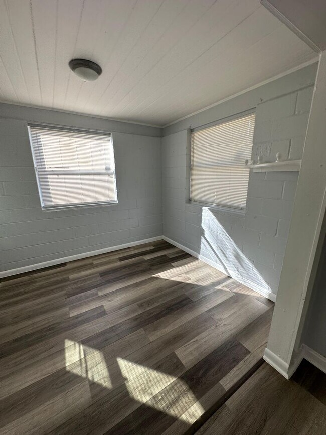 Building Photo - Fully Renovated 3/1 Single Family Ready for Move In!