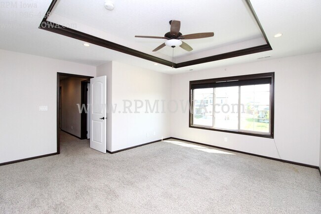 Building Photo - OVER 2000 SQ FT!!   5 Bedroom, 3.5 Bath Home in Urbandale