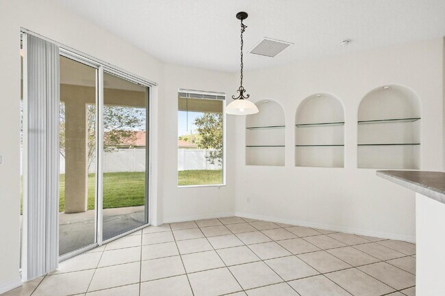 Building Photo - Close to Town Center and Shopping