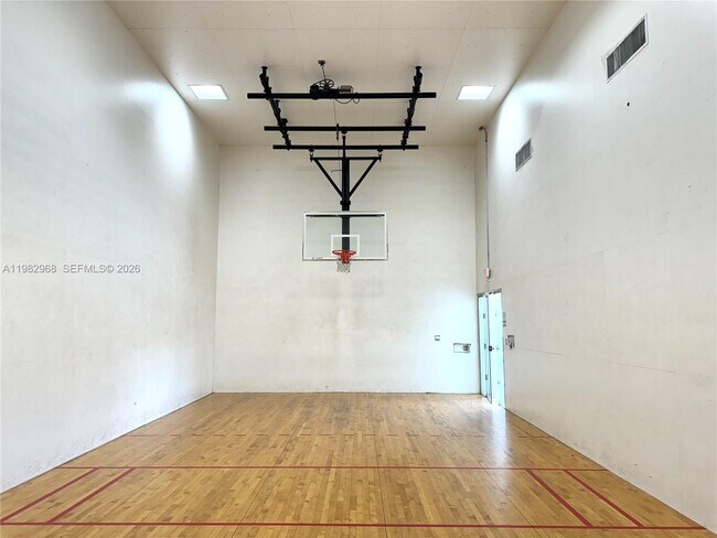 Building Photo - 1020 Villa Cir