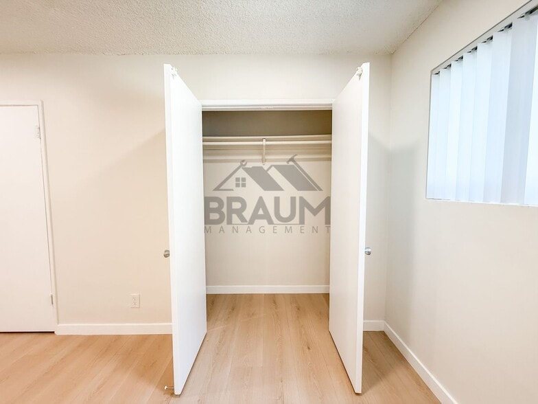 Building Photo - 6041 Whitsett Ave