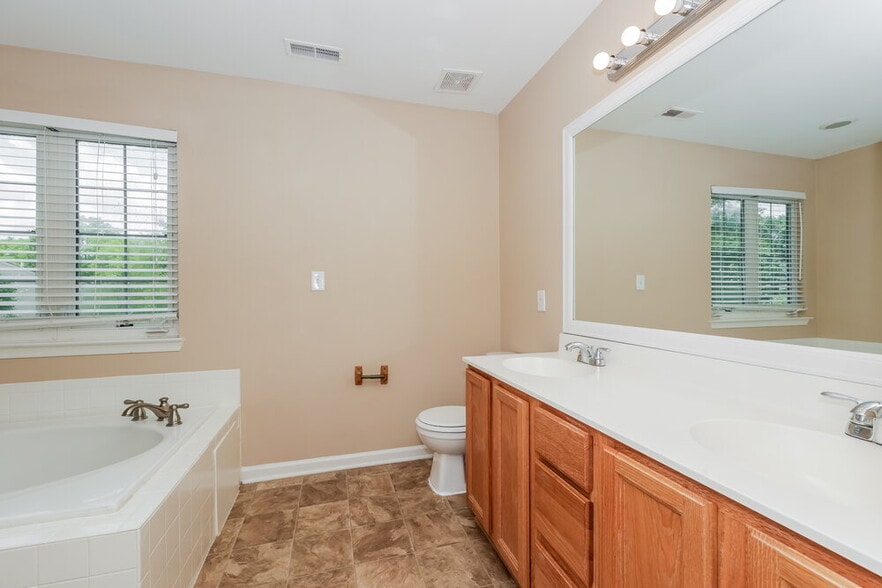 Building Photo - 2641 Churchill Dr