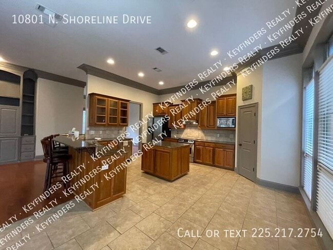 Building Photo - 10801 N Shoreline Ave