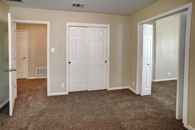 Building Photo - 319 Wildcat Dr