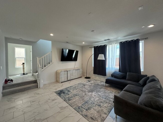 Building Photo - Spacious 4-Bedroom, 3-Bath Home in Southea...