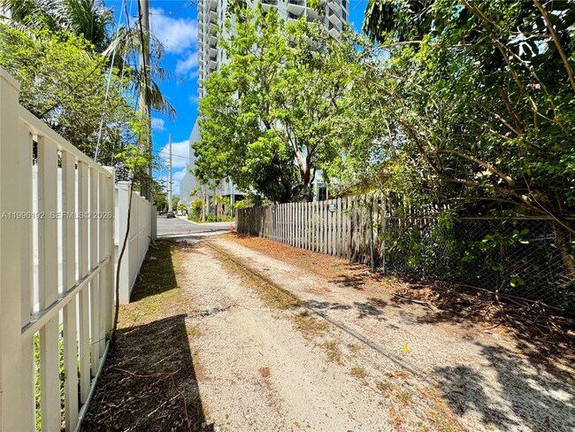 Building Photo - 504 SW 4th Ave