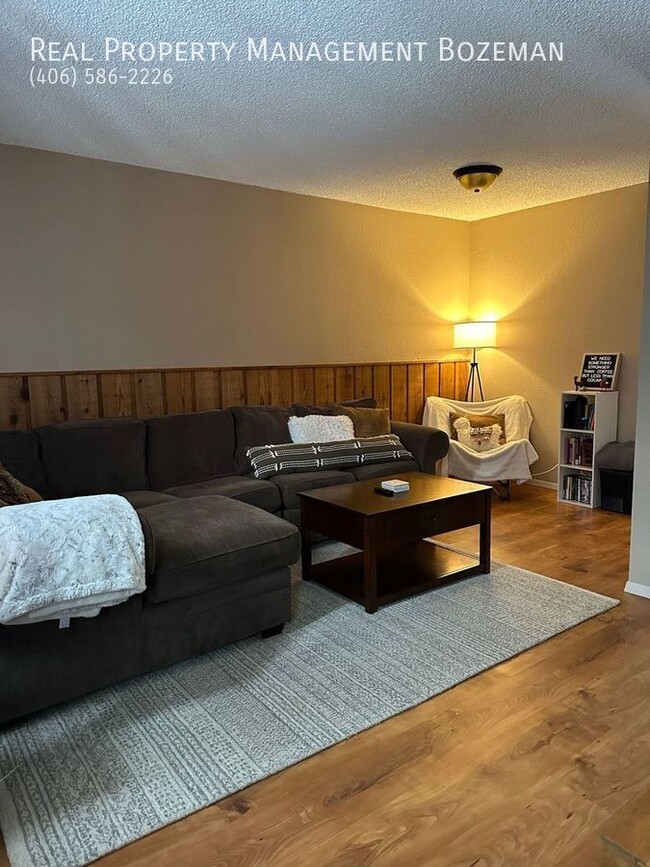 Building Photo - 128 S 15th-Apartment 14