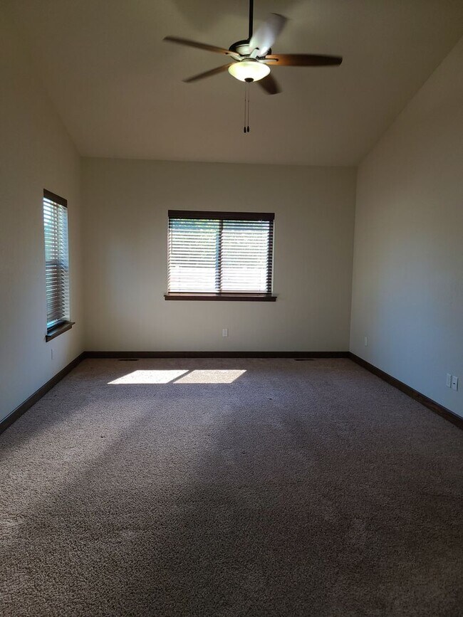 Building Photo - Beautiful Custom 3 bedroom 2 bath Home for...